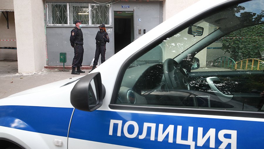 Горящее тело человека обнаружили во дворе дома в Санкт-Петербурге