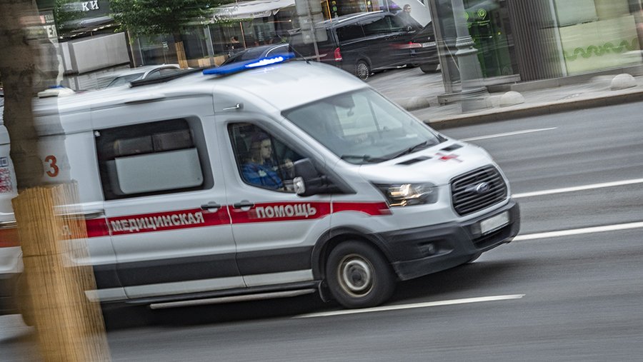 Пять человек пострадали при столкновении трех машин на трассе в Подмосковье