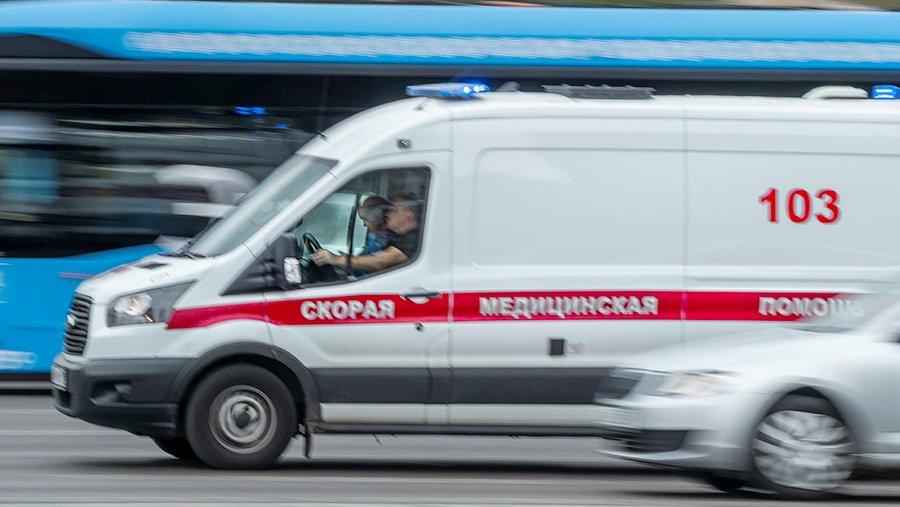 Грузовик и легковушка упали с эстакады в Московской области