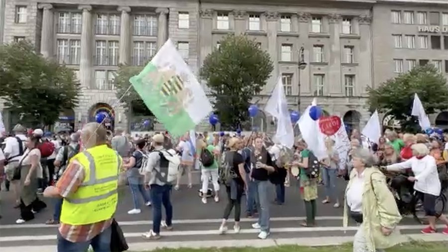 В Берлине проходит митинг против поставок вооружения Украине