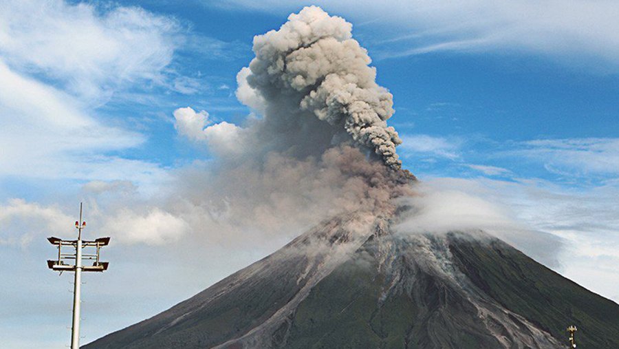 Курильский вулкан Эбеко выбросил пепел на высоту 3,5 км