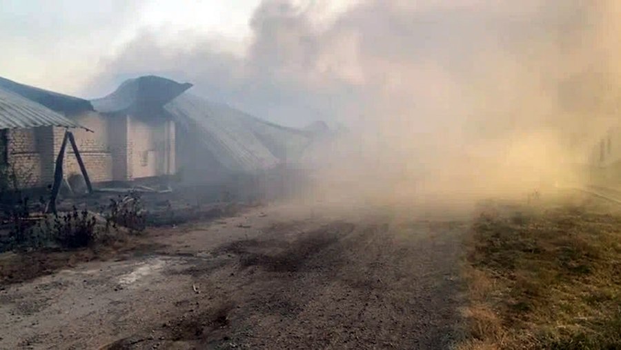 Крупный пожар произошел на складе в Краснодарском крае