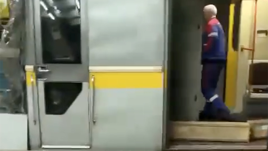 Порно видео секс вагоне метро