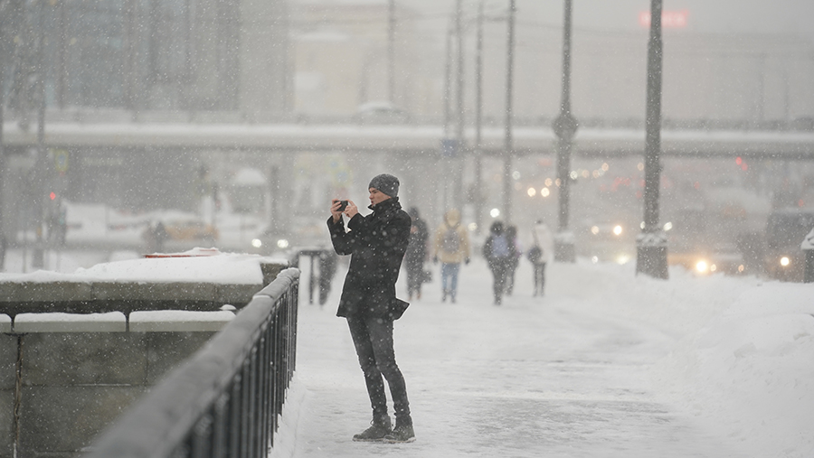 Синоптики предупредили о снежных заносах в Москве 24 ноября0
