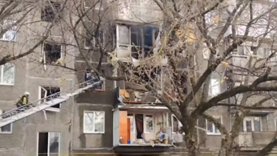 Один человек погиб при взрыве неизвестного предмета в многоэтажке под Киевом