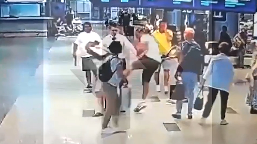 Момент начала драки бойца MMA во Внуково попал на видео