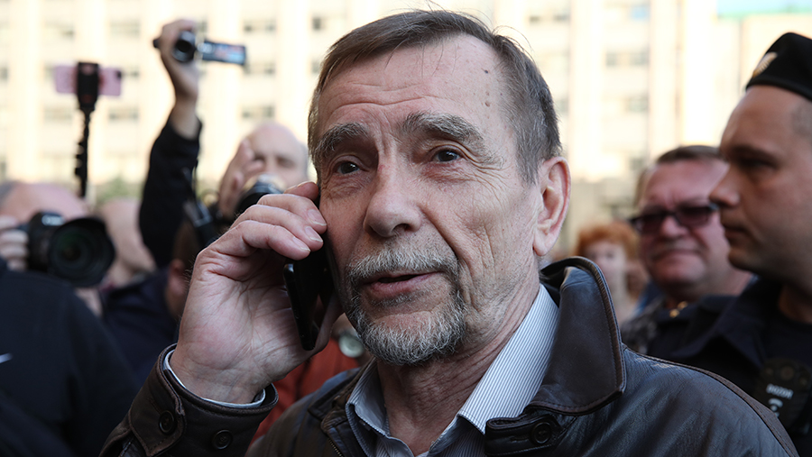 Суд в Москве назначил административный штраф Льву Пономареву