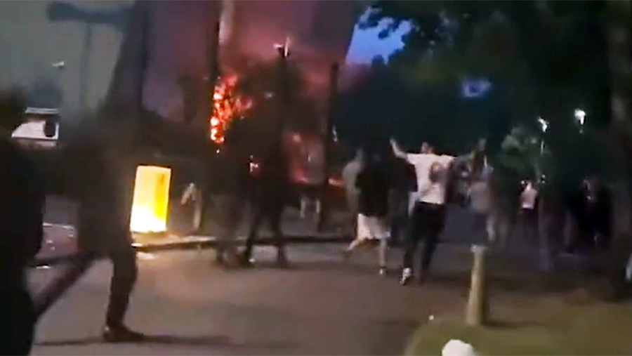 В Британии протестующие попытались поджечь отель