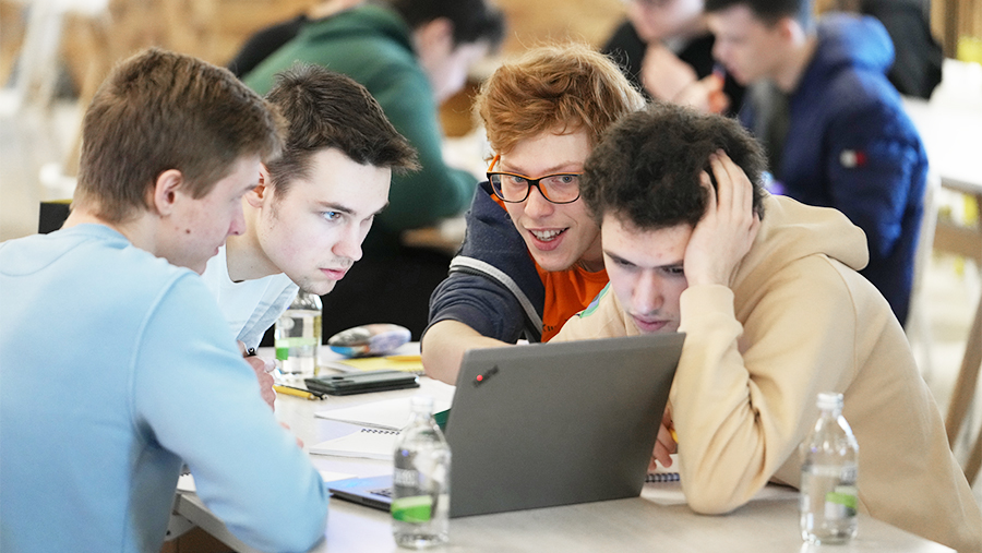 Кириенко отметил важность созданной в РФ системы для самореализации детей и молодежи