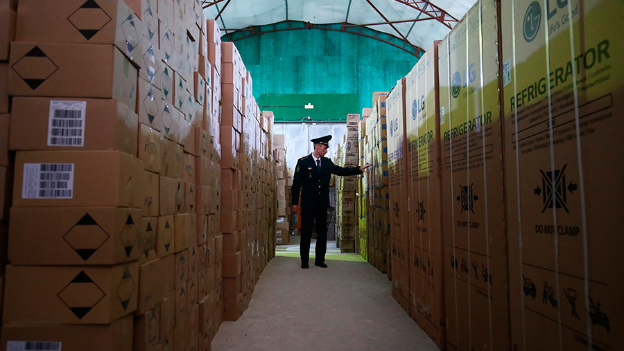 Экспедиторам разрешат проверять и уничтожать подозрительные посылки