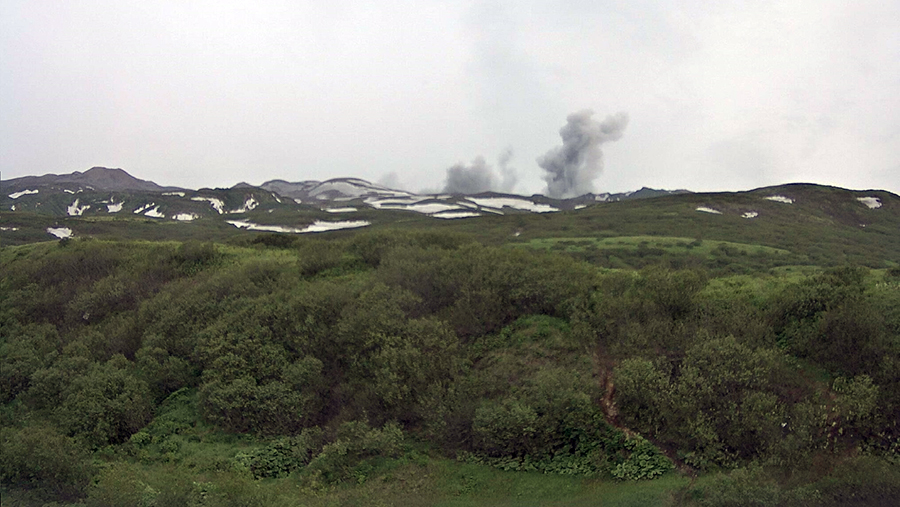 Вулкан Эбеко на Курилах выбросил пепел на высоту 3,5 км