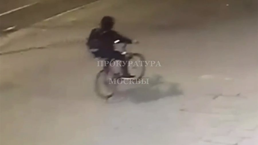 В Москве мужчина на велосипеде воровал автомобильные зеркала