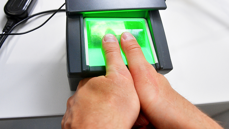 Минцифры РФ предлагает запуск биометрии для покупки энергетиков