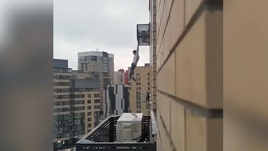 В Тюмени мужчина спустился с 17-го этажа дома по внешним кондиционерам