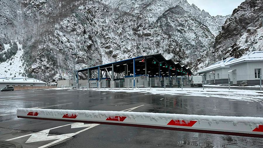 Движение через пункт пропуска «Верхний Ларс» приостановили из-за погоды
