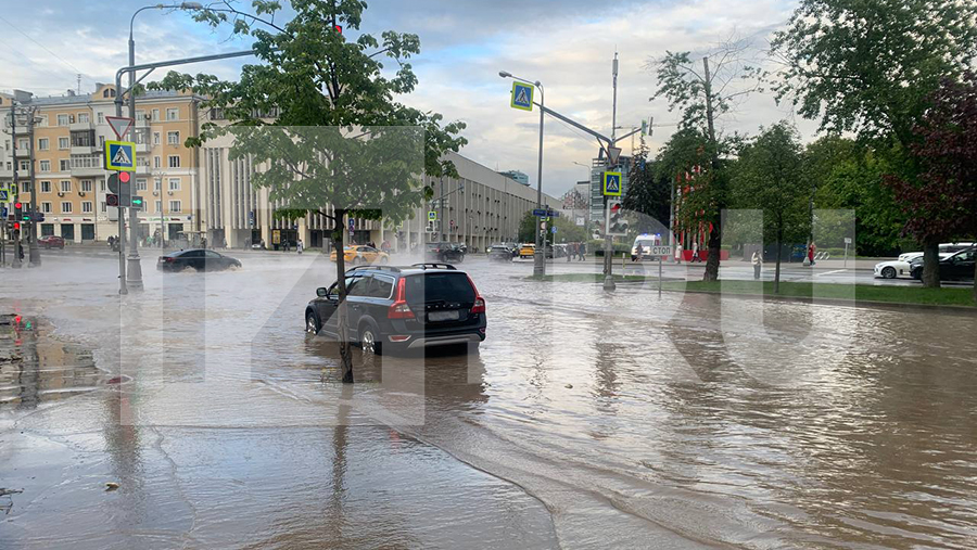 В центре Москвы улицу затопило кипятком из-за прорыва трубы