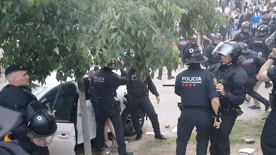 В Барселоне автомобиль наехал на толпу фанатов перед футбольным матчем