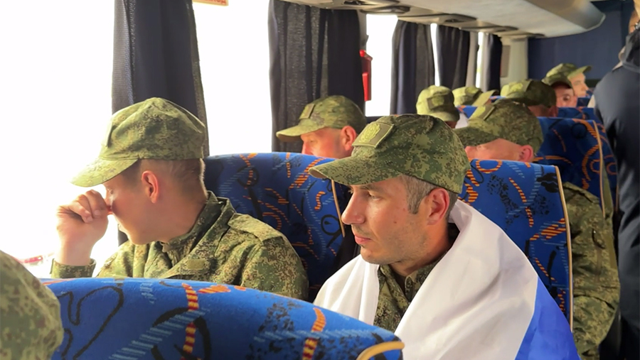 Самолет с вернувшимися из плена российскими военными приземлился в Подмосковье