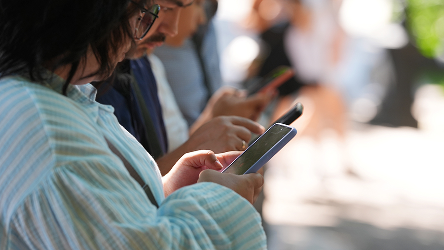 Травматолог предупредил о риске СЗК при активном использовании смартфона