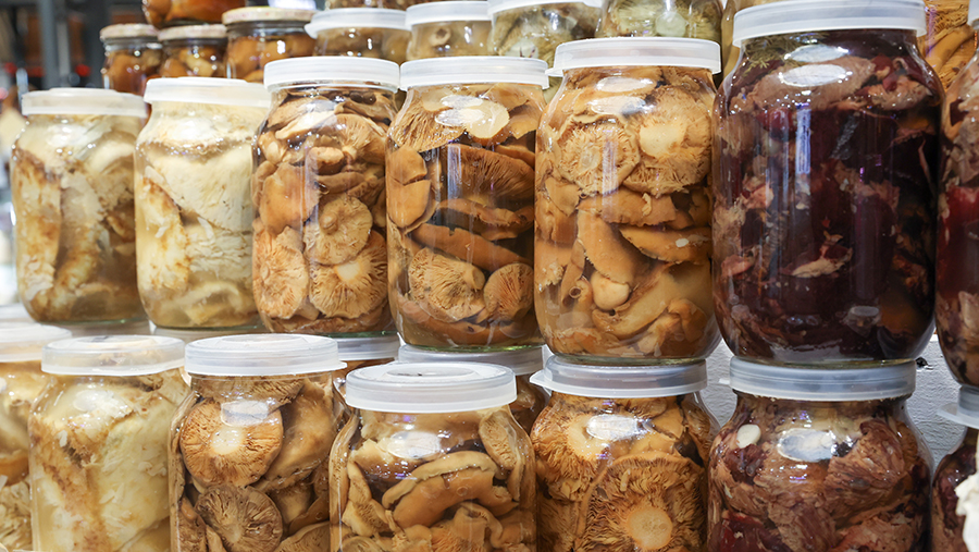 Роспотребнадзор проводит расследование из-за подозрения на ботулизм в Москве