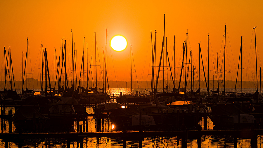 На Солнце зафиксирована мощная вспышка класса X1.79