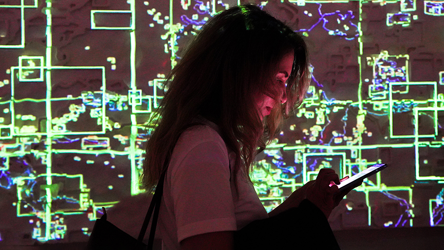 Россияне стали чаще использовать нейросети в маркетинге и образовании