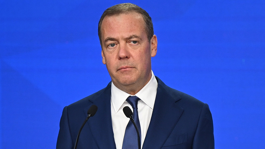 Медведев призвал Европу помочь &laquo;бедным&raquo; украинцам Зеленскому и Миндичу