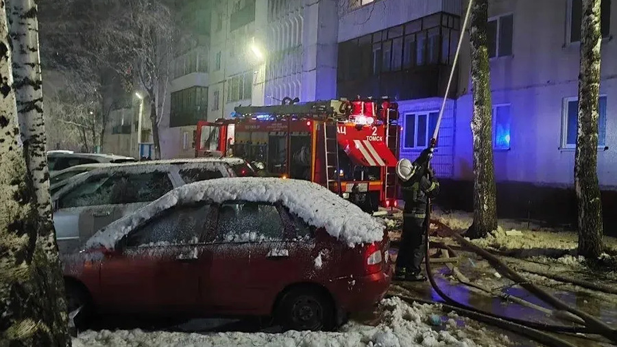 Три человека пострадали в результате пожара в многоквартирном доме в Томске