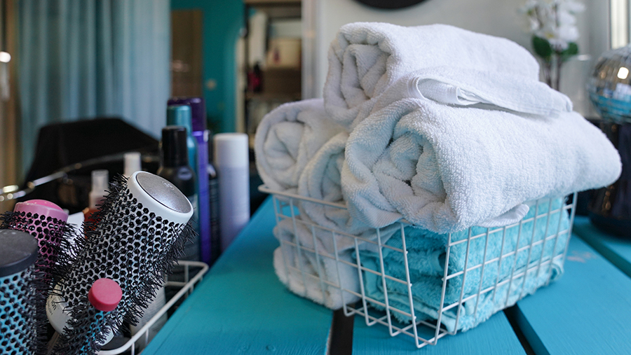 Эксперт рассказала о способах сохранения цвета и мягкости тканей