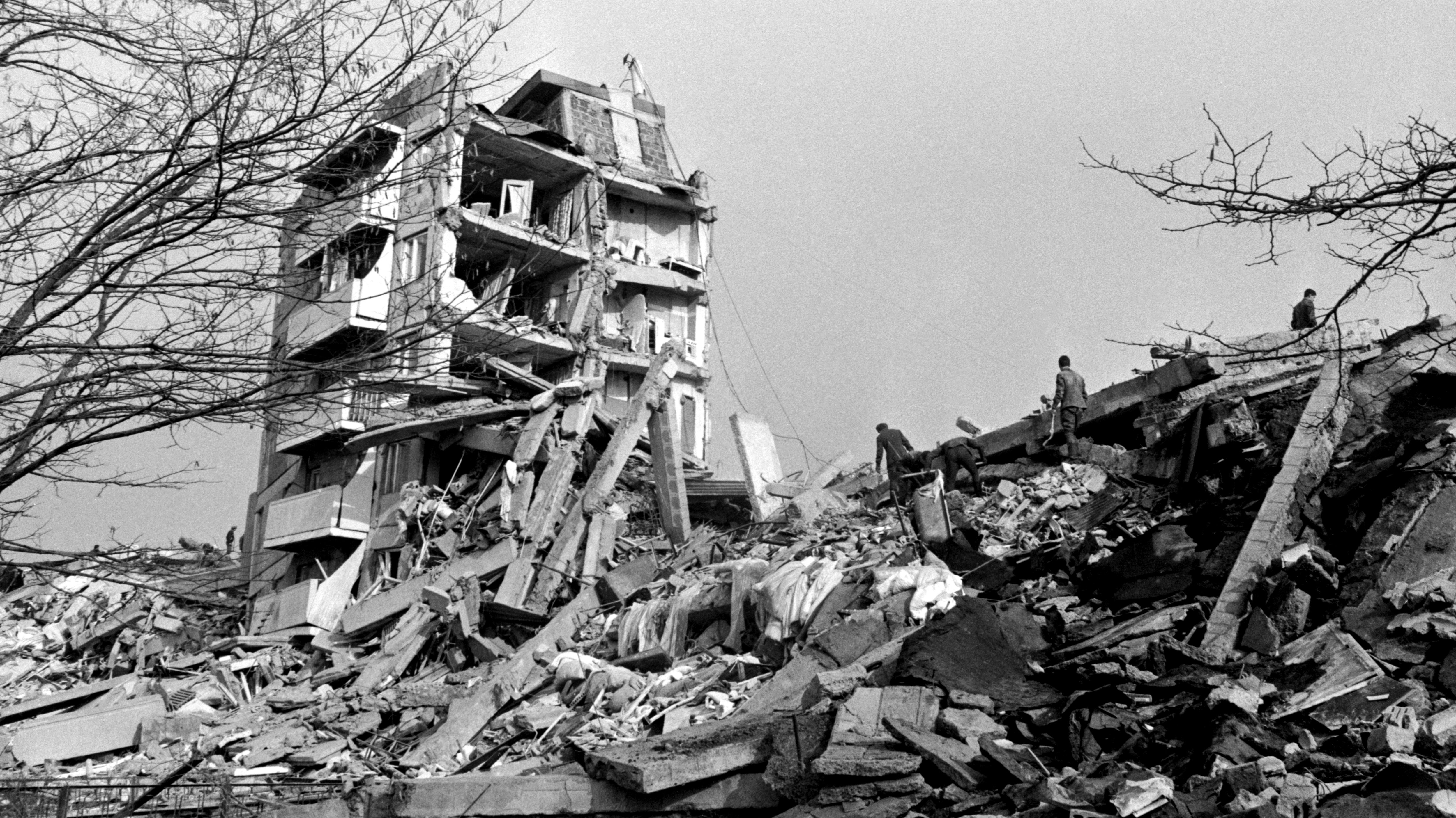 Землетрясение в кузнецке. Землетрясение в Армении в 1988 город Ленинакан. Спита́кское землетрясе́ние 1988. Армения Спитак 1988 год землетрясение.