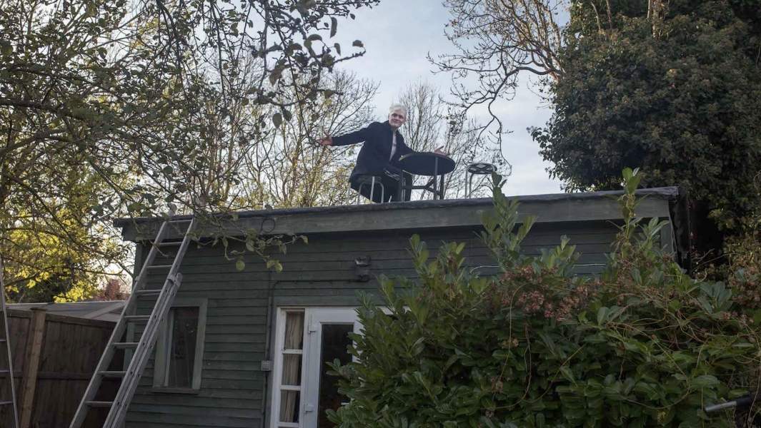 Британский журналист Уба Батлерна крыше своего ресторана 