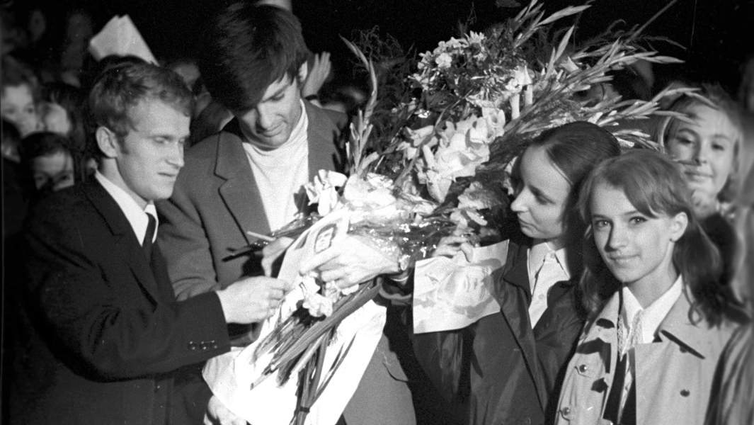 Дин Рид с поклонниками после концерта в Ленинграде
