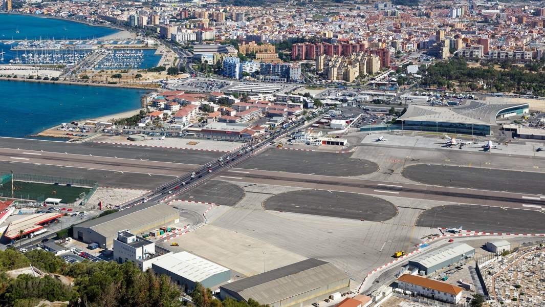 Аэропорт Гибралтара — один из немногих аэропортов в мире, где взлетно-посадочную полосу пересекает автомобильная дорога