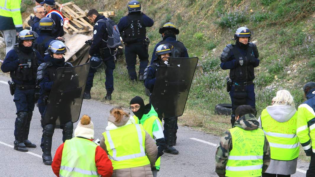 Протестное движение gilets jaunes — «желтые жилеты» — против планируемого повышения налога на автомобильное топливо, Валанс, Франция, 19 ноября 2018 год