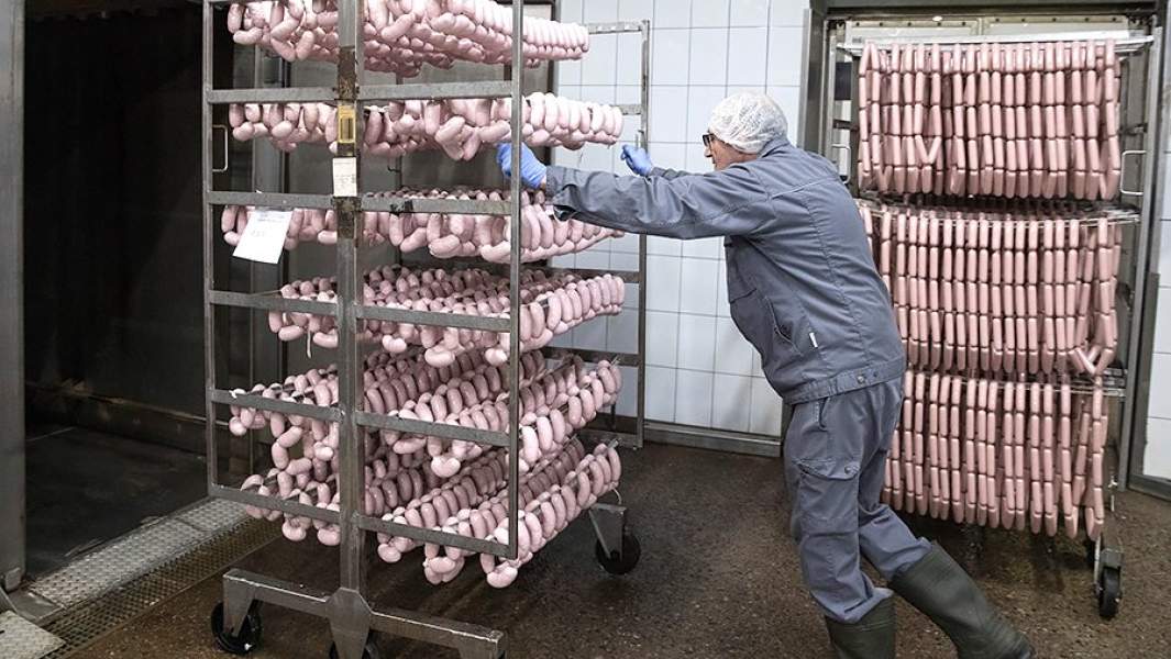 В цехе термообработки на заводе по производству колбас и мясных деликатесов компании «Дымов»