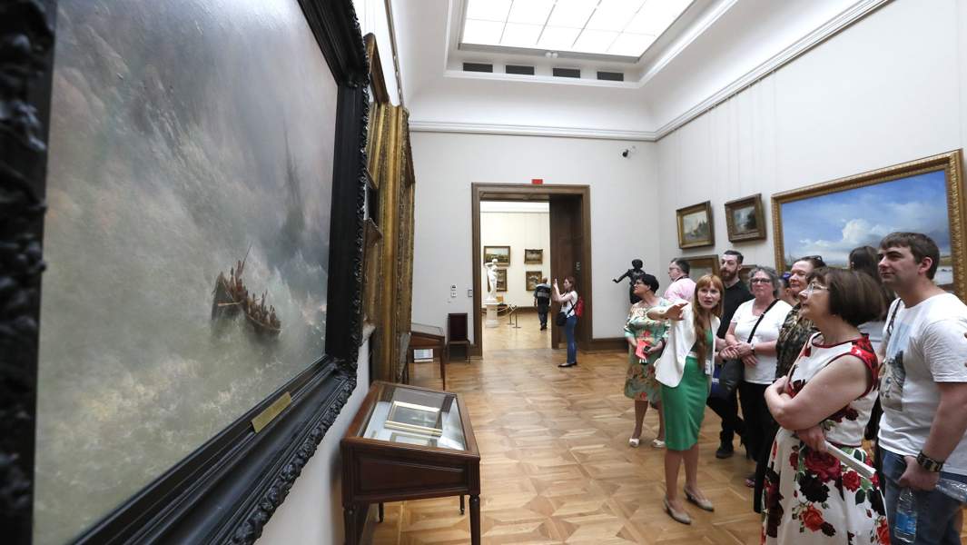 На выставке Айвазовского в Третьяковской галерее на Крымском Валу