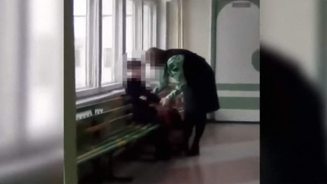 Педагог избивает второклассника в школьном коридоре