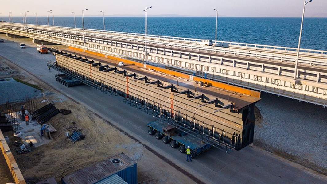 Транспортировка железнодорожного пролета Крымского моста к месту установки на самоходных модулях