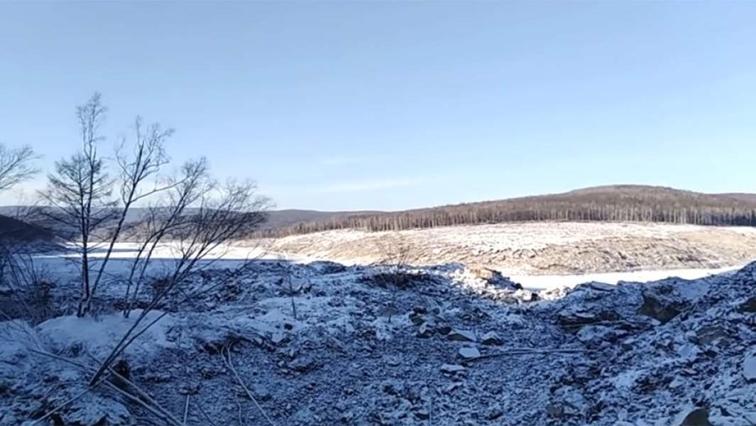 Под хабаровском. Река Бурея метеорит. Метеорит в Хабаровске. Обвал сопки Амурская область. Падение метеорита в Хабаровске.