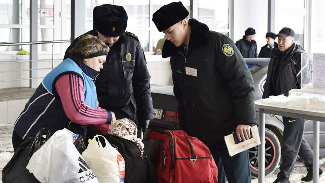Досмотр багажа на многостороннем автомобильном пункте пропуска Новые Юрковичи в Брянской области.