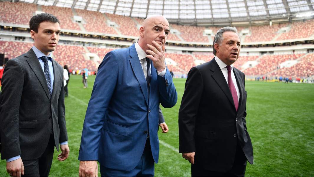 Президент Международной федерации футбола (ФИФА) Джанни Инфантино (в центре) и заместитель председателя правительства РФ Виталий Мутко (справа)