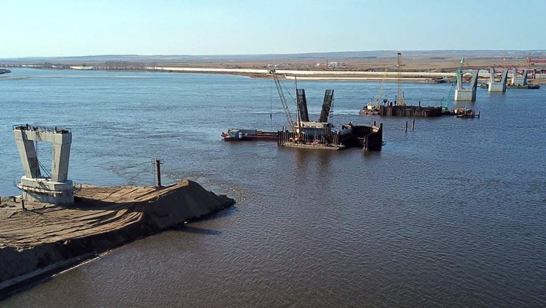 Опоры строящегося моста между российским городом Благовещенск и китайским городом Хэйхэ на реке Амур