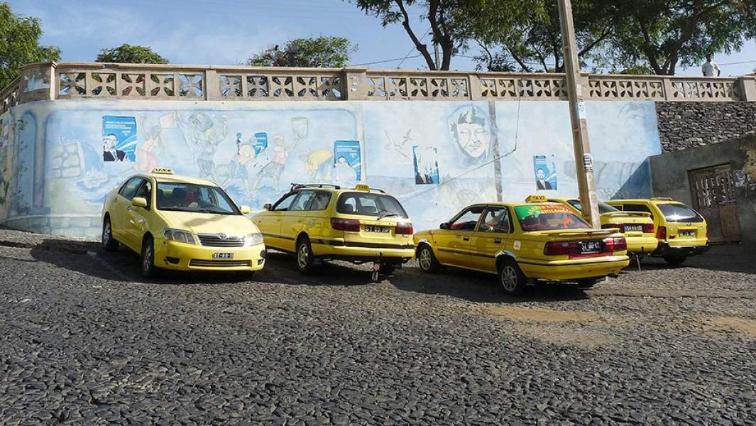 Автомобили такси на одной из улиц Санта-Марии