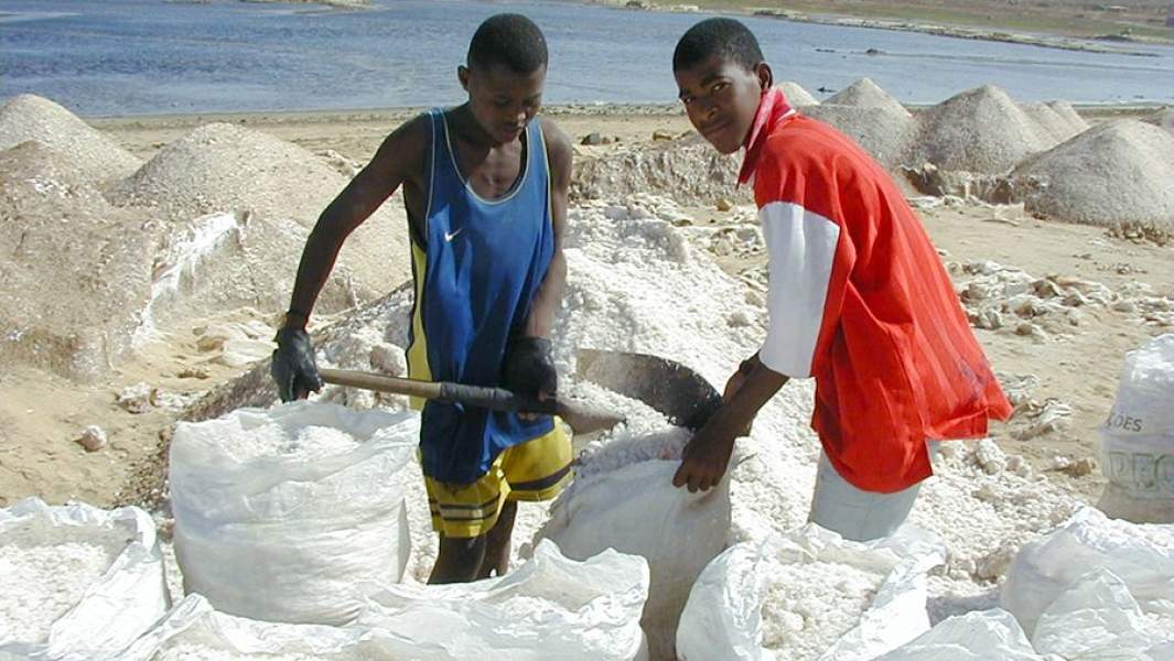 Добыча морской соли на острове Майу
