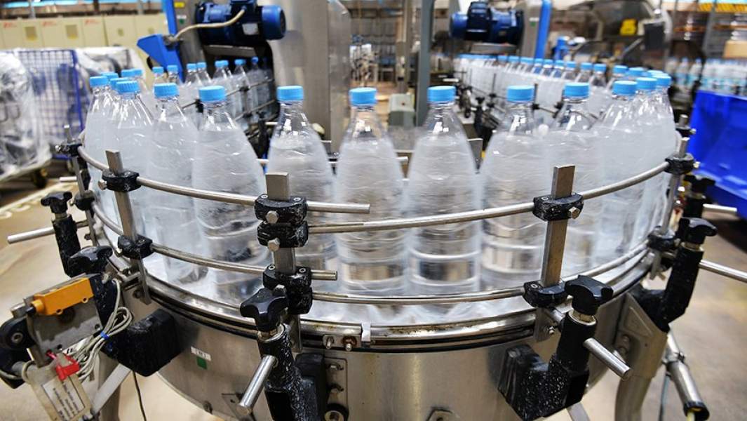 Вода BonAqua на конвейере завода Coca-Cola в Москве