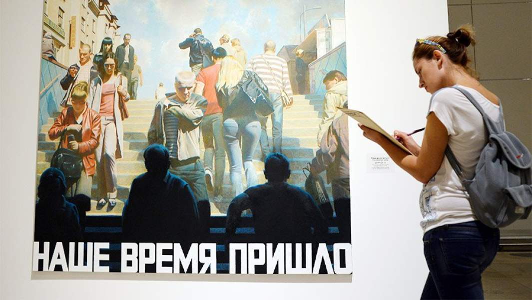 Посетительница выставки «Эрик Булатов. ЖИВУ – ВИЖУ» у картины «Наше время пришло» 