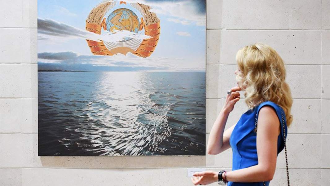 Посетительница у картины «Заход или восход солнца» на  выставке Эрика Булатова в фойе театра «Мастерская Петра Фоменко», 2016 год