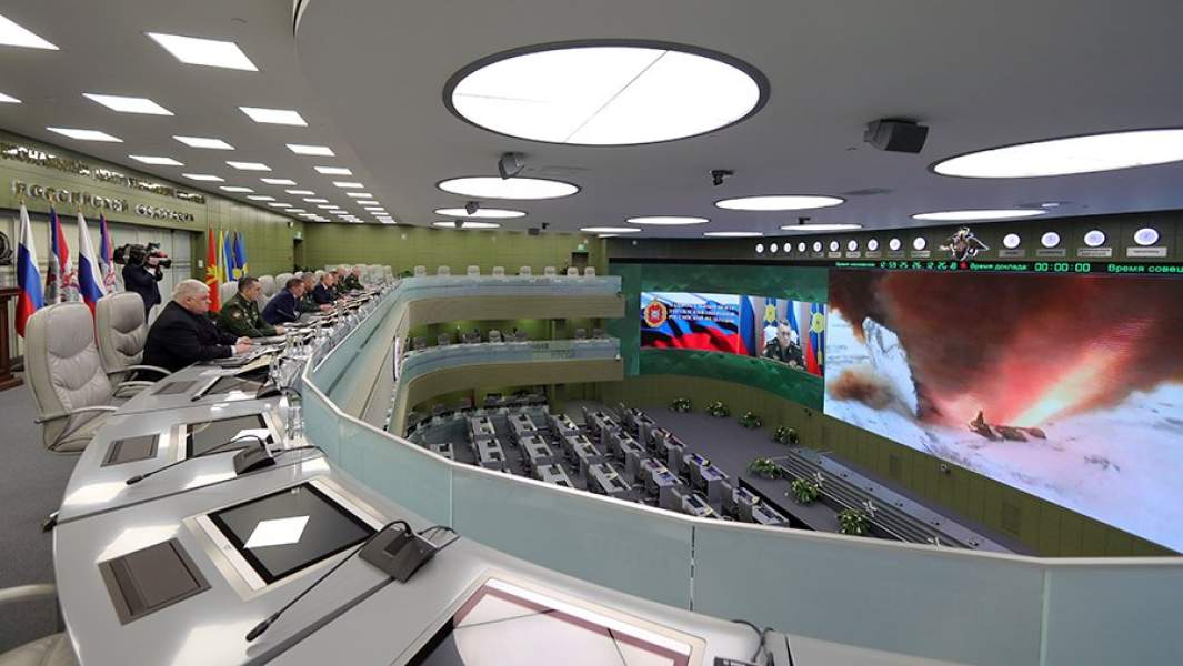 Президент РФ Владимир Путин наблюдает в режиме видеоконференции за пуском ракеты комплекса «Авангард» с гиперзвуковым планирующим крылатым боевым блоком в Национальном центре управления обороной РФ. 26 декабря 2018 года
