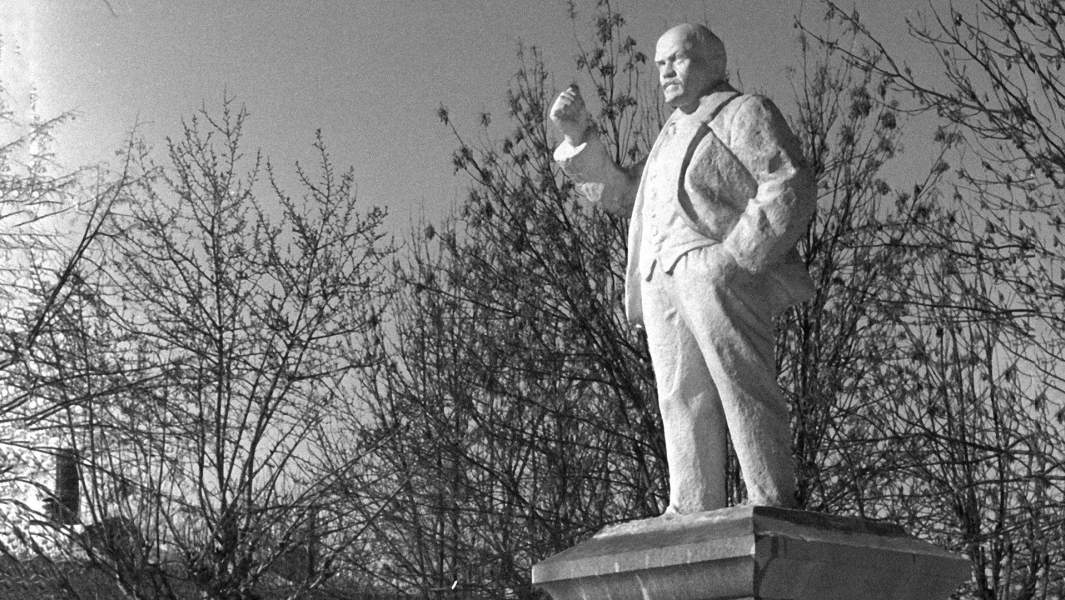 Первый в мире памятник Владимиру Ильичу Ленину на площади Ленина в Ногинске. Открыт 22 января 1924 года