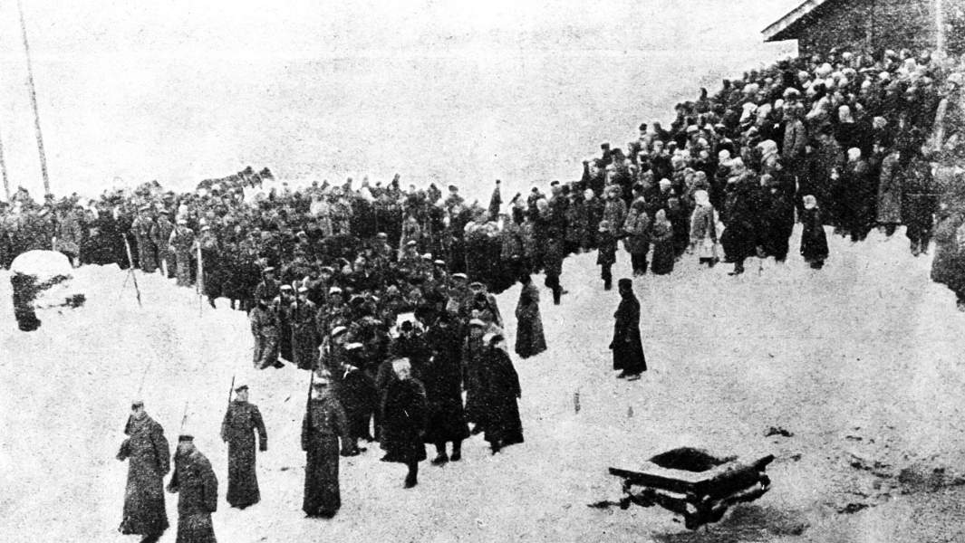 Траурная процессия похорон В. И. Ленина следует из Горок на станцию Герасимово (ныне Ленинская) Московско-Курской железной дороги